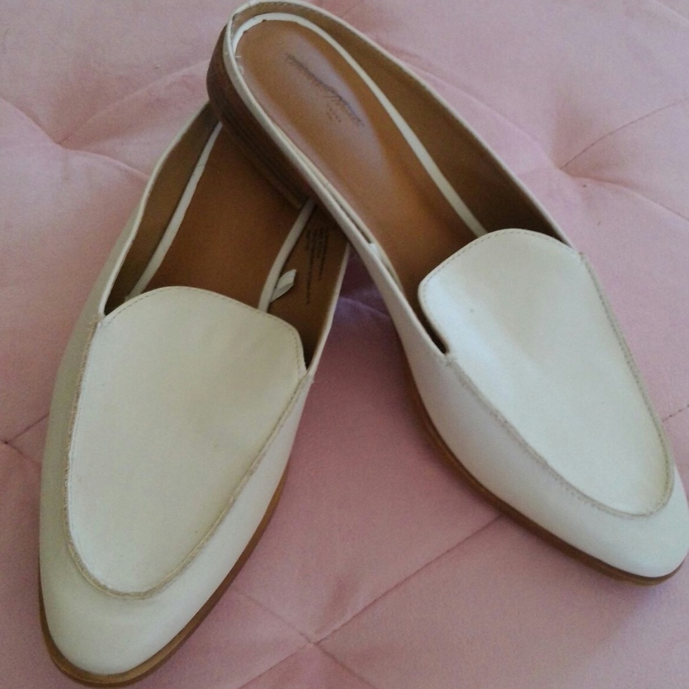 Creamy slip-on heeled flats